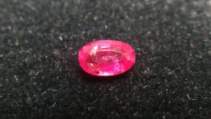 Natural Ruby  Colour : Pinkish Red Shape : oval Weight : 0.71 Cts Dimension : 6.1 x 3.9 x 3.0 mm Treatment : Unheated Clarity : i • CSL - Colored Stone Laboratory Certified ( GIA Alumina Association Member ) • CSL Memo No : 363008E7CDF8  红宝石 重量 : 0.71 卡拉 尺寸 : 6.1 x 3.9 x 3.0 mm 颜色 : 红色 透明 : 好透明 形状 : 椭圆形 治療 : 没有加熱 清晰度 : i