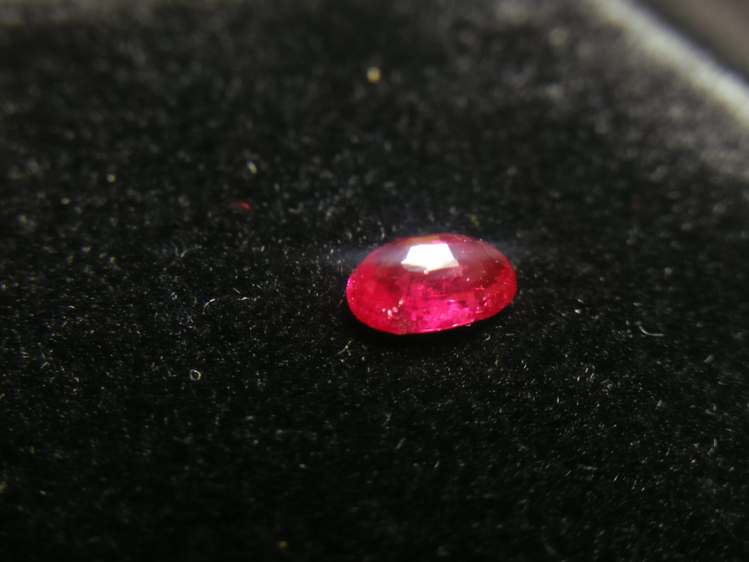 Natural Ruby Colour : Pinkish Red Shape : oval Weight : 0.71 Cts Dimension : 6.1 x 3.9 x 3.0 mm Treatment : Unheated Clarity : i • CSL - Colored Stone Laboratory Certified ( GIA Alumina Association Member ) • CSL Memo No : 363008E7CDF8 红宝石 重量 : 0.71 卡拉 尺寸 : 6.1 x 3.9 x 3.0 mm 颜色 : 红色 透明 : 好透明 形状 : 椭圆形 治療 : 没有加熱 清晰度 : i