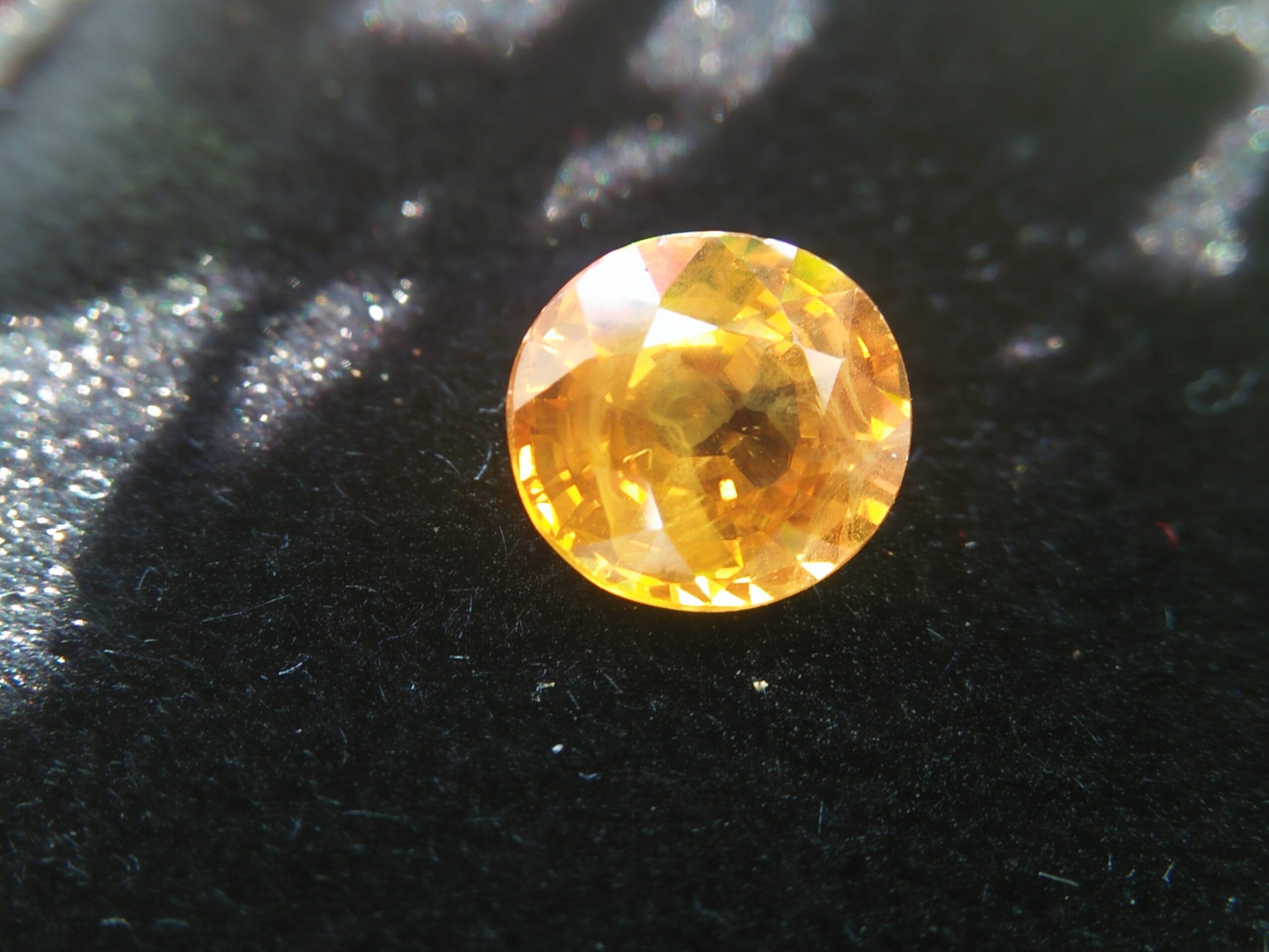 Ceylon Yellow Sapphire Colour : Vivid Yellow Shape : Oval Weight : 1.86Cts Dimension : 7.2 x 6.7 x 4.5 mm Treatment : Heated Clarity : SI 黃色的藍寶石 重量 : 1.86 卡拉 尺寸 : 7.2 x 6.7 x 4.5 mm 颜色 : 黄色 透明 : 好透明 形状 : 椭圆形 清晰度 : SI 治疗 : 加热 • CSL - Colored Stone Laboratory Certified ( GIA Alumina Association Member ) • CSL Memo No : 3D163BFAB78E