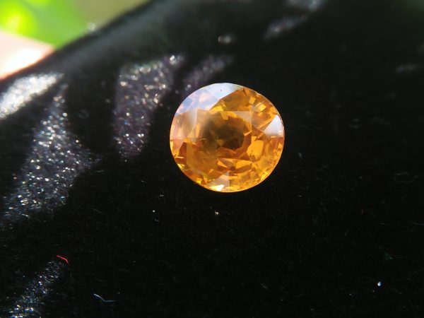 Ceylon Yellow Sapphire Colour : Vivid Yellow Shape : Oval Weight : 1.86Cts Dimension : 7.2 x 6.7 x 4.5 mm Treatment : Heated Clarity : SI 黃色的藍寶石 重量 : 1.86 卡拉 尺寸 : 7.2 x 6.7 x 4.5 mm 颜色 : 黄色 透明 : 好透明 形状 : 椭圆形 清晰度 : SI 治疗 : 加热 • CSL - Colored Stone Laboratory Certified ( GIA Alumni Association Member ) • CSL Memo No : 3D163BFAB78E