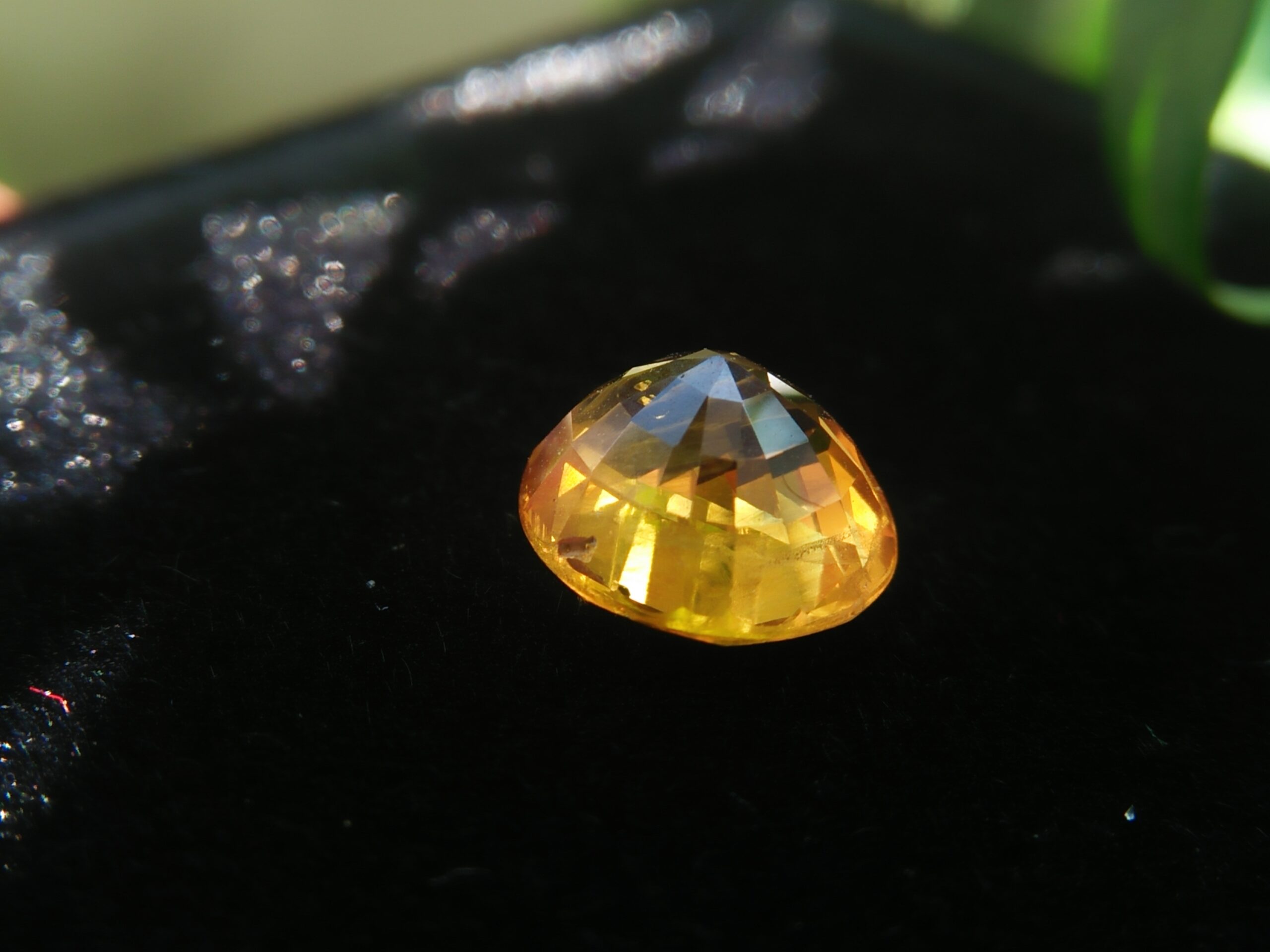 Ceylon Yellow Sapphire Colour : Vivid Yellow Shape : Oval Weight : 1.86Cts Dimension : 7.2 x 6.7 x 4.5 mm Treatment : Heated Clarity : SI 黃色的藍寶石 重量 : 1.86 卡拉 尺寸 : 7.2 x 6.7 x 4.5 mm 颜色 : 黄色 透明 : 好透明 形状 : 椭圆形 清晰度 : SI 治疗 : 加热 • CSL - Colored Stone Laboratory Certified ( GIA Alumina Association Member ) • CSL Memo No : 3D163BFAB78E