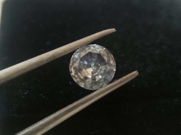Ceylon Natural White Sapphire Weight : 2.14 Cts Dimension : 7.6 x 7.4 x 4.8 mm Color : White Treatment : UnHeated Transparent: Good Transparency Shape : Round Clarity : VVS • CSL - Colored Stone Laboratory Certified ( GIA Alumni Association Member ) • CSL Memo No : B2F588EF9D23 Gem Luck - Gemstones Directly from the Source 白色的藍寶石 重量 : 2.14 卡拉 尺寸 : 7.6 x 7.4 x 4.8 mm 颜色 : 白色 透明 : 好透明 形状 : 圆形 清晰度 : VVS 治療 ： 没有加熱 寶石直接來自矿塲 COLORED STONE LABORATORY CERTIFIED ( GIA Alumni Association Member)