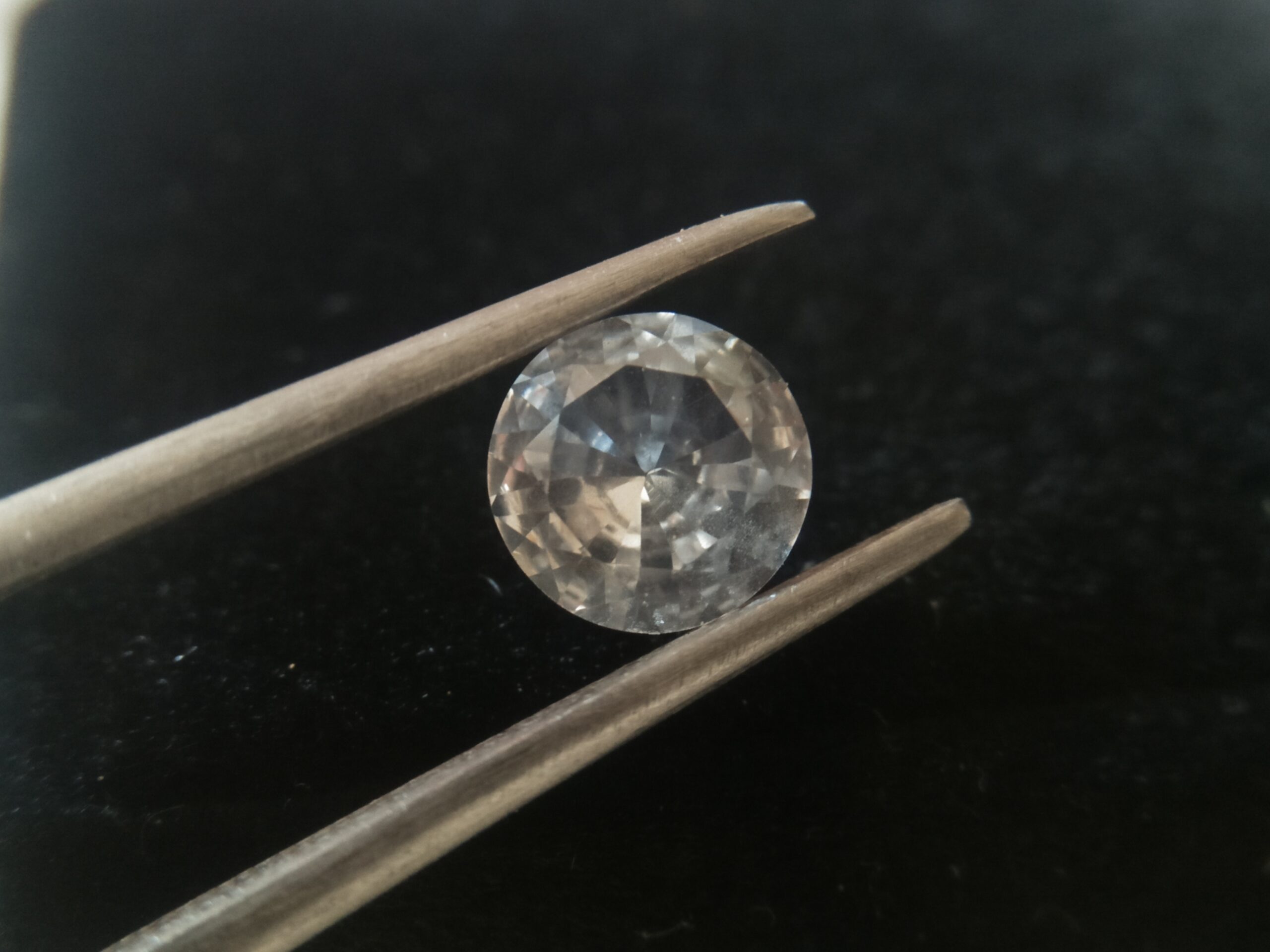 Ceylon Natural White Sapphire Weight : 2.14 Cts Dimension : 7.6 x 7.4 x 4.8 mm Color : White Treatment : UnHeated Transparent: Good Transparency Shape : Round Clarity : VVS • CSL - Colored Stone Laboratory Certified ( GIA Alumina Association Member ) • CSL Memo No : B2F588EF9D23 Gem Luck - Gemstones Directly from the Source 白色的藍寶石 重量 : 2.14 卡拉 尺寸 : 7.6 x 7.4 x 4.8 mm 颜色 : 白色 透明 : 好透明 形状 : 圆形 清晰度 : VVS 治療 ： 没有加熱 寶石直接來自矿塲 COLORED STONE LABORATORY CERTIFIED ( GIA Alumni Association Member)
