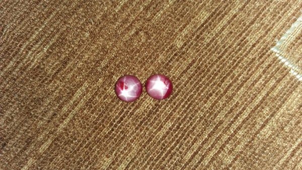 Natural Star Ruby - Couple Colour : Purplish Red Shape : oval Cut : Round Cabochon Weight : 4.62Cts/ 4.69Cts Dimension : 9.3 x 9.2 x 4.6 mm 9.4 x 8.6 x 4.9 mm Treatment : Unheated • CSL - Colored Stone Laboratory Certified ( GIA Alumina Association Member ) • CSL Memo No : F1AC4D56D6B4 95CA1E6F75AB 星光紅寶石 重量 : 4.62卡拉 / 4.69 卡拉 尺寸 : 9.3 x 9.2 x 4.6 mm 9.4 x 8.6 x 4.9 mm 颜色 : 紫紅色 透明 : 好透明 形状 : 椭圆形 治療 : 没有加熱