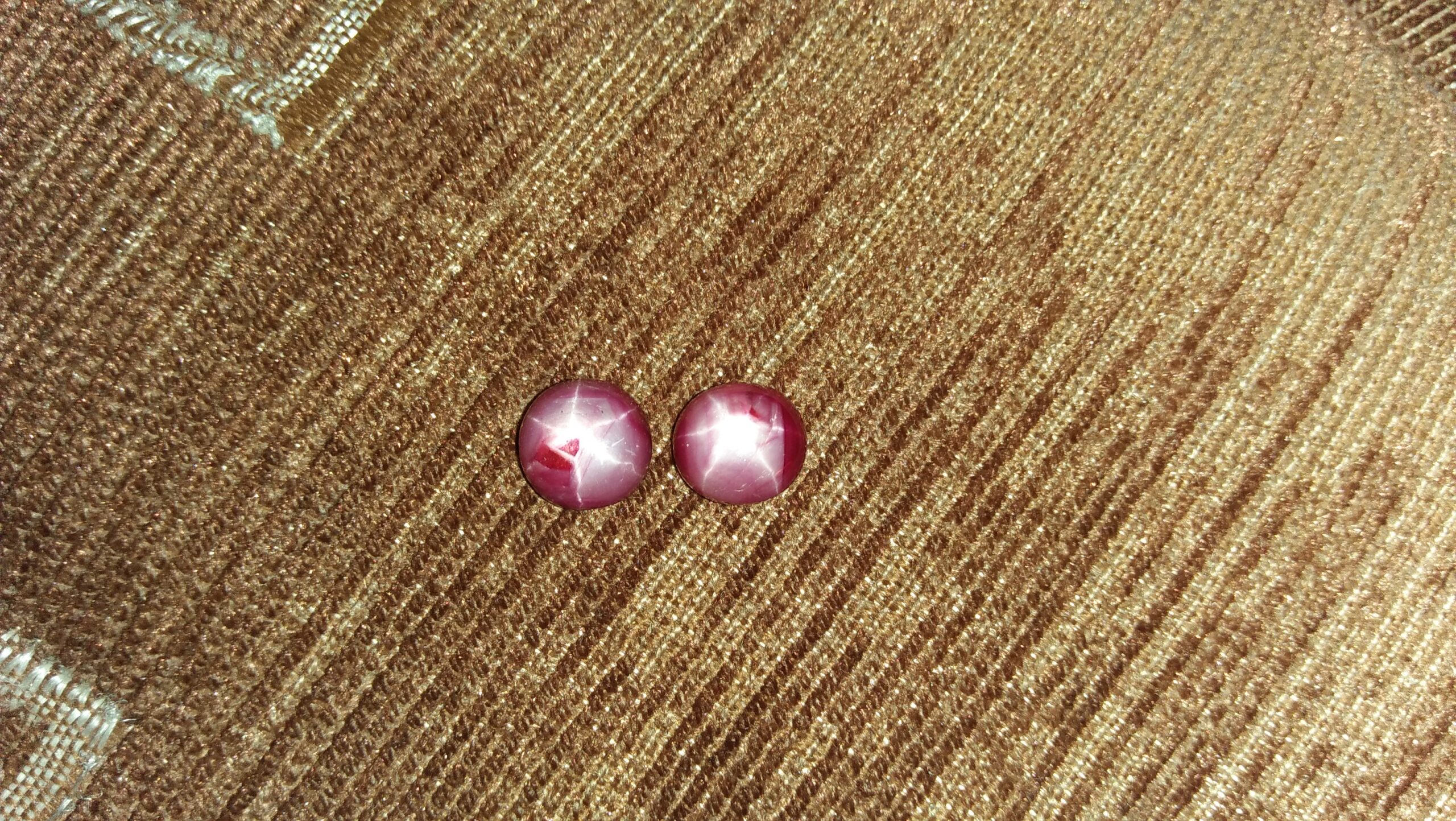 Natural Star Ruby - Couple Colour : Purplish Red Shape : oval Cut : Round Cabochon Weight : 4.62Cts/ 4.69Cts Dimension : 9.3 x 9.2 x 4.6 mm 9.4 x 8.6 x 4.9 mm Treatment : Unheated • CSL - Colored Stone Laboratory Certified ( GIA Alumina Association Member ) • CSL Memo No : F1AC4D56D6B4 95CA1E6F75AB 星光紅寶石 重量 : 4.62卡拉 / 4.69 卡拉 尺寸 : 9.3 x 9.2 x 4.6 mm 9.4 x 8.6 x 4.9 mm 颜色 : 紫紅色 透明 : 好透明 形状 : 椭圆形 治療 : 没有加熱