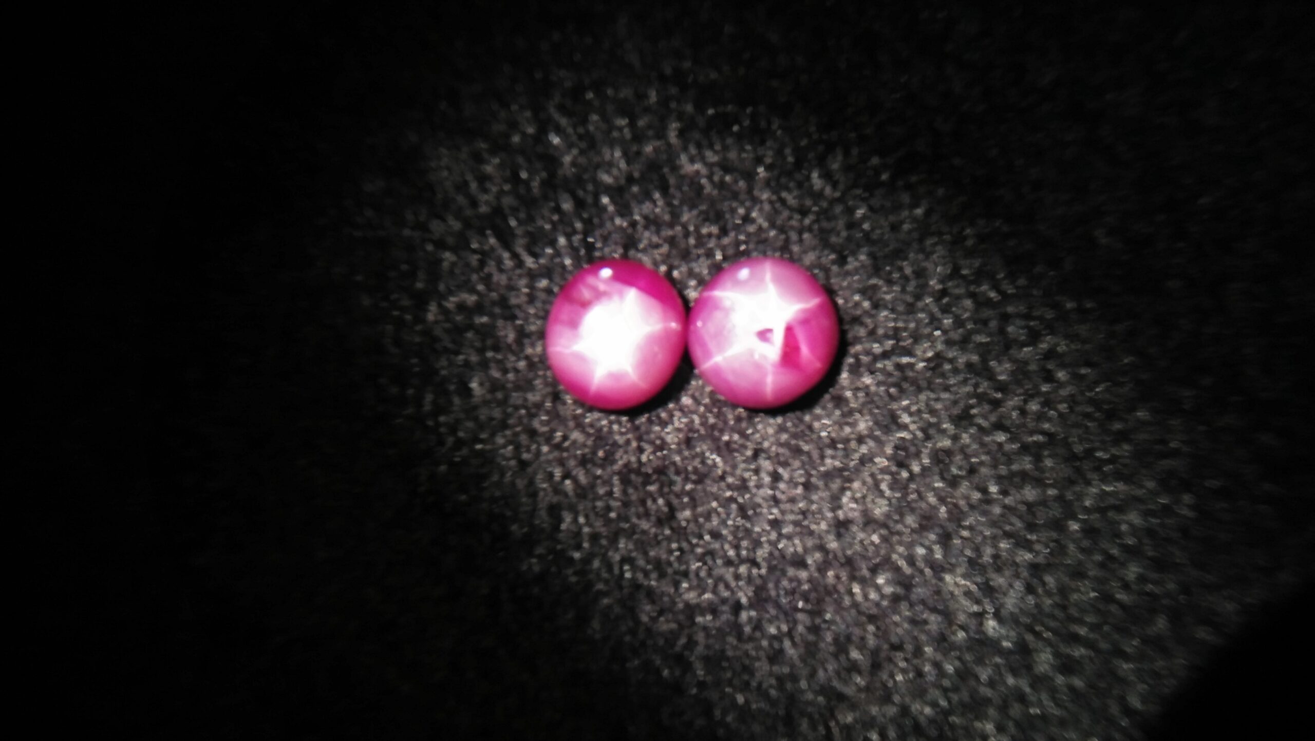 Natural Star Ruby - Couple Colour : Purplish Red Shape : oval Cut : Round Cabochon Weight : 4.62Cts/ 4.69Cts Dimension : 9.3 x 9.2 x 4.6 mm 9.4 x 8.6 x 4.9 mm Treatment : Unheated • CSL - Colored Stone Laboratory Certified ( GIA Alumina Association Member ) • CSL Memo No : F1AC4D56D6B4 95CA1E6F75AB 星光紅寶石 重量 : 4.62卡拉 / 4.69 卡拉 尺寸 : 9.3 x 9.2 x 4.6 mm 9.4 x 8.6 x 4.9 mm 颜色 : 紫紅色 透明 : 好透明 形状 : 椭圆形 治療 : 没有加熱