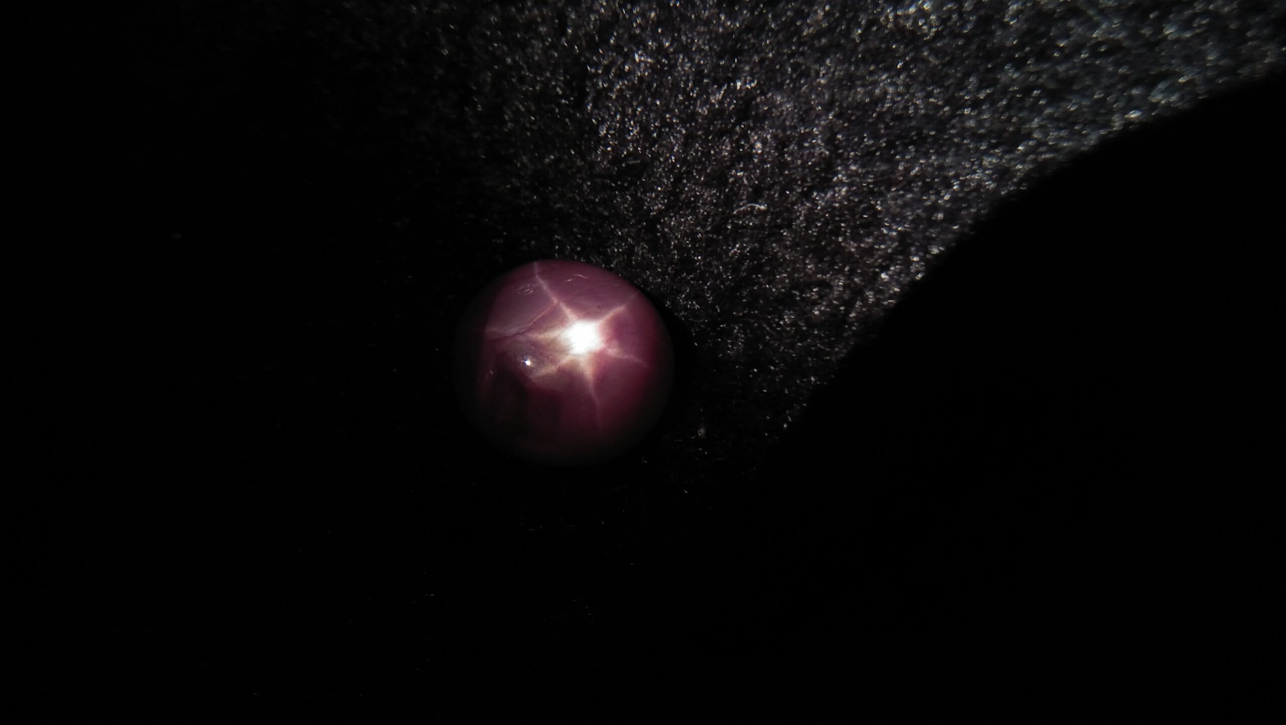 Natural Star Ruby - Couple Colour : Purplish Red Shape : oval Cut : Round Cabochon Weight : 4.62Cts/ 4.69Cts Dimension : 9.3 x 9.2 x 4.6 mm 9.4 x 8.6 x 4.9 mm Treatment : Unheated • CSL - Colored Stone Laboratory Certified ( GIA Alumina Association Member ) • CSL Memo No : F1AC4D56D6B4 95CA1E6F75AB 星光紅寶石 重量 : 4.62卡拉 / 4.69 卡拉 尺寸 : 9.3 x 9.2 x 4.6 mm 9.4 x 8.6 x 4.9 mm 颜色 : 紫紅色 透明 : 好透明 形状 : 椭圆形 治療 : 没有加熱