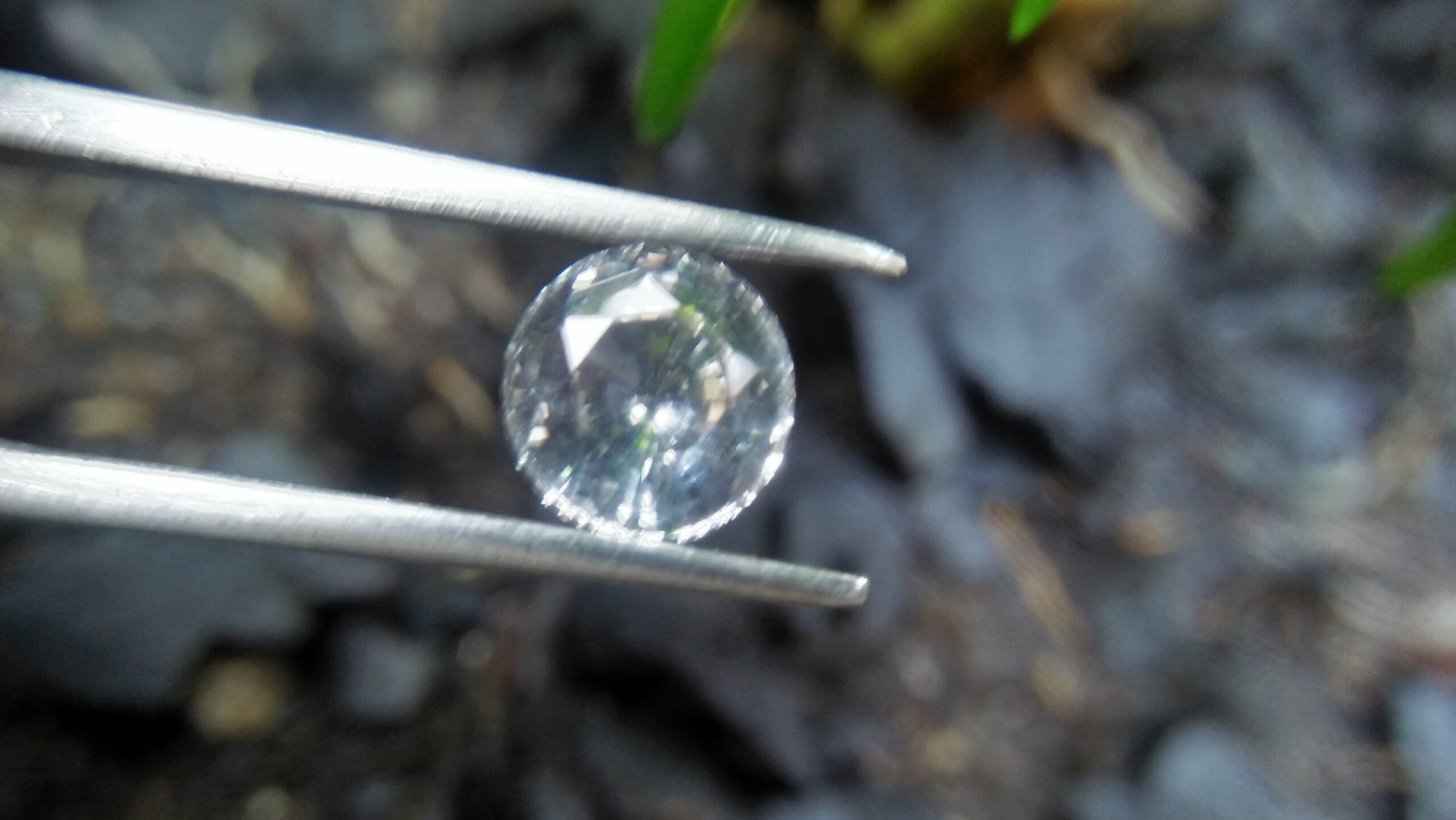 Ceylon Natural White Sapphire Weight : 2.14 Cts Dimension : 7.6 x 7.4 x 4.8 mm Color : White Treatment : UnHeated Transparent: Good Transparency Shape : Round Clarity : VVS • CSL - Colored Stone Laboratory Certified ( GIA Alumina Association Member ) • CSL Memo No : B2F588EF9D23 Gem Luck - Gemstones Directly from the Source 白色的藍寶石 重量 : 2.14 卡拉 尺寸 : 7.6 x 7.4 x 4.8 mm 颜色 : 白色 透明 : 好透明 形状 : 圆形 清晰度 : VVS 治療 ： 没有加熱 寶石直接來自矿塲 COLORED STONE LABORATORY CERTIFIED ( GIA Alumni Association Member)