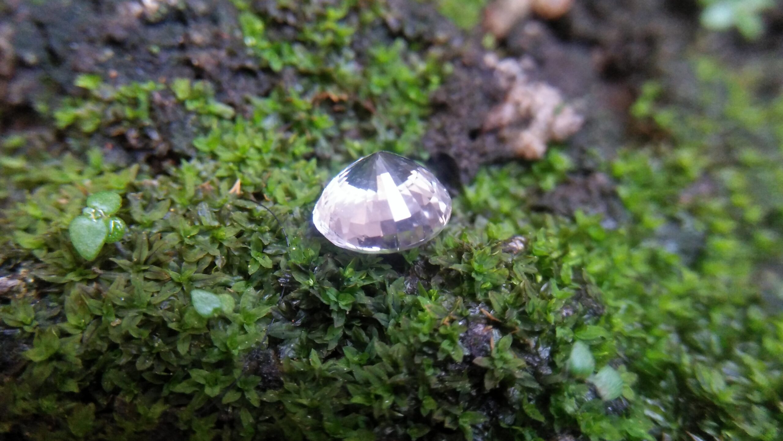 Ceylon Natural White Sapphire Weight : 2.14 Cts Dimension : 7.6 x 7.4 x 4.8 mm Color : White Treatment : UnHeated Transparent: Good Transparency Shape : Round Clarity : VVS • CSL - Colored Stone Laboratory Certified ( GIA Alumina Association Member ) • CSL Memo No : B2F588EF9D23 Gem Luck - Gemstones Directly from the Source 白色的藍寶石 重量 : 2.14 卡拉 尺寸 : 7.6 x 7.4 x 4.8 mm 颜色 : 白色 透明 : 好透明 形状 : 圆形 清晰度 : VVS 治療 ： 没有加熱 寶石直接來自矿塲 COLORED STONE LABORATORY CERTIFIED ( GIA Alumni Association Member)
