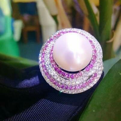 Natural Pearl,  Pink Sapphire & Diamond 18K White Gold Ring - High Quality ( Made in Japan ) Pearl : 20ct /20 mm 18K white gold : 12.95 g Natural Pink sapphire: 58 pcs (1 ct) White diamond : 106 pcs (over 2 cts) Design by : SUI SUI Natural Pearl,  Pink Sapphire & Diamond 18K White Gold Ring - High Quality ( Made in Japan ) Pearl is composed of calcium carbonate " CaCO3 " in minute crystalline form, which has been deposited in concentric layers. Healing Properties of Pearl Pearl is beneficial for lung diseases such as tuberculosis, asthma, chronic bronchitis. It facilitates the healing of the heart, kidneys, urinary system and liver. Pearl possesses a sedative and also laxative effect, neutralizes poison, lowers acidity