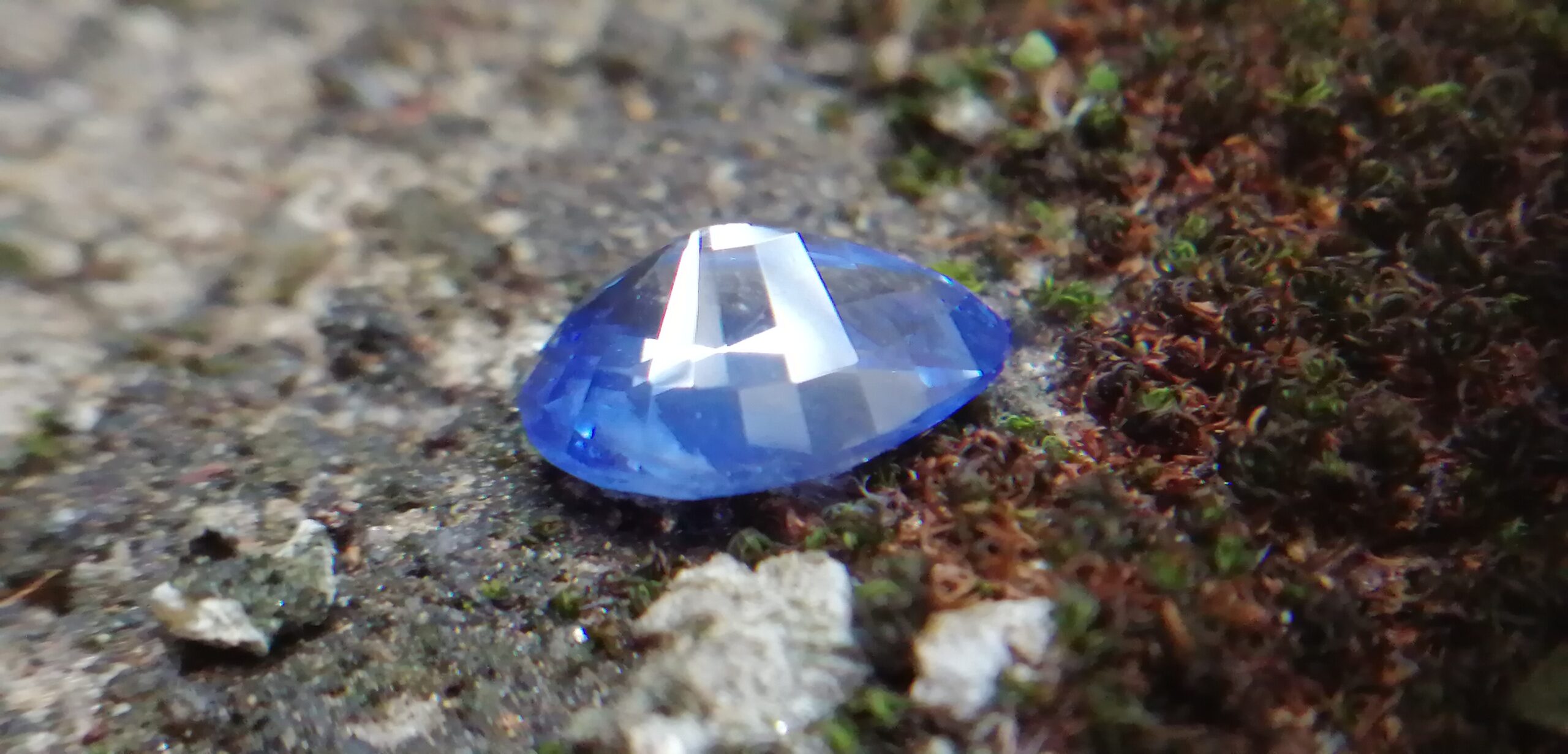 NATURAL BLUE SAPPHIRE "Cornflower Blue" Colour : Blue "Cornflower Blue" Shape : Pear Weight : 2.58 ct Dimension : 10.2 x 7.1 x 4.6 mm Treatment : Heated Clarity : SI • CSL - Colored Stone Laboratory Certified ( GIA Alumina Association Member ) • CSL Memo No : A51F60F79898 蓝宝石 （ 矢車菊 ） 重量 : 2.58 卡拉 尺寸 : 10.2 x 7.1 x 4.6 mm 颜色 : 蓝色 （矢車菊 ) 透明 : 好透明 形状 : 梨形 治療：加热 清晰度 : SI