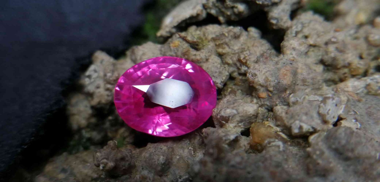 Ceylon Natural Hot Pink Sapphire 粉紅的藍寶石 Colour : Hot Pink Shape : Oval Weight : 3.06 Cts Dimension : 9.3 x 7.3 x 5.2 mm Treatment : Unheated Clarity : VS • CSL - Colored Stone Laboratory Certified ( GIA Alumina Association Member ) • CSL Memo No : 213D89EC5FF7 粉紅的藍寶石 重量 : 3.06 卡拉 尺寸 : 9.3 x 7.3 x 5.2 mm 颜色 : 粉红色 透明 : 好透明 形状 : 椭圆形 治療 : 没有加熱 清晰度 : VS