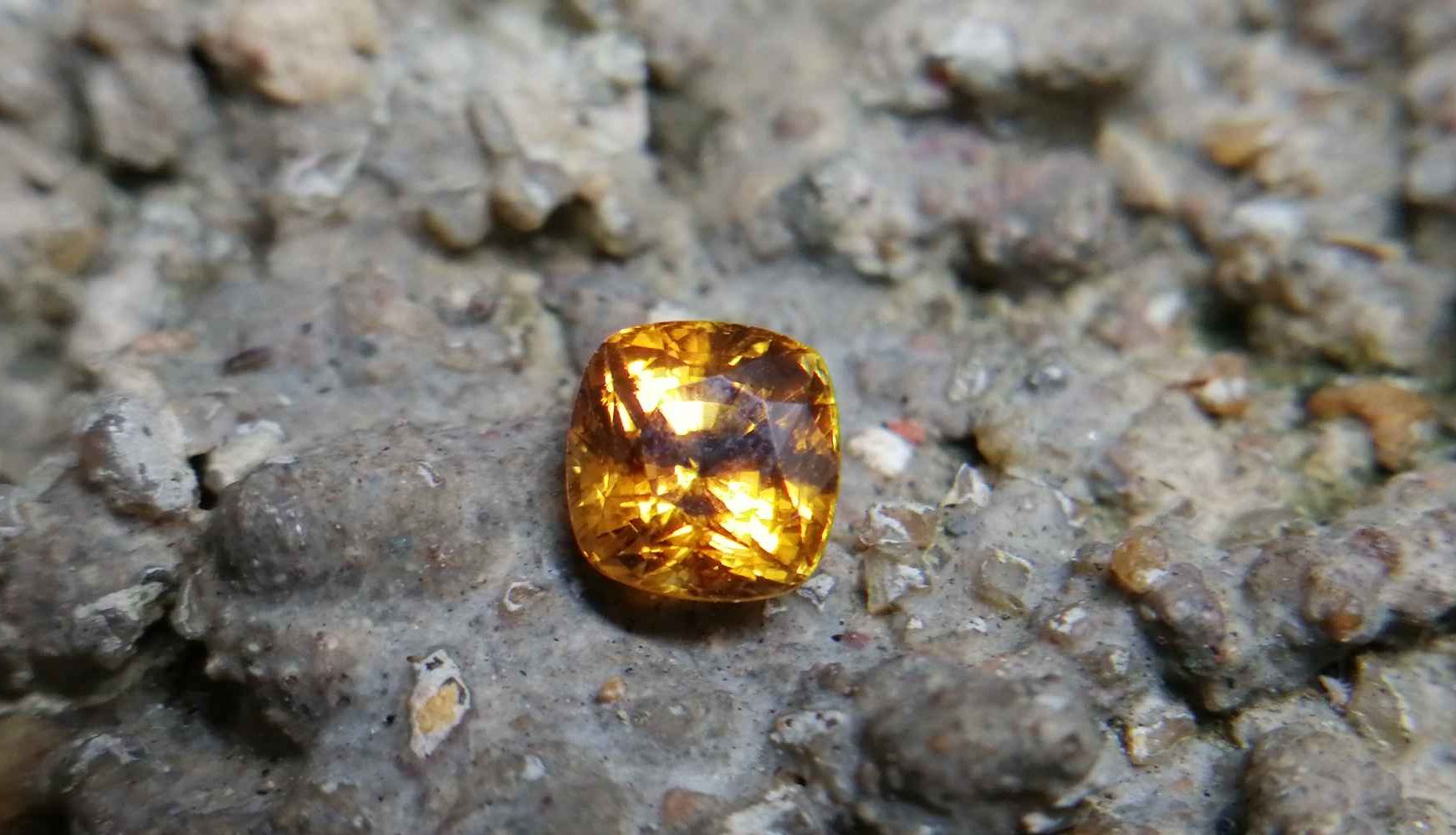 Ceylon Natural Yellow Sapphire 黃色的藍寶石 Sapphire is a precious gemstone, a variety of the mineral corundum, consisting of aluminium oxide with trace amounts of elements such as iron, titanium, chromium, copper, or magnesium. Sapphire helps the user stay on the Spiritual Path, boosting psychic and spiritual powers, and is a great stone for Earth and Chakra healing. also, all corundums share some energies in common, the various colours of Sapphire have individual vibrational signatures and different spiritual properties. Sapphire was used by the Etruscans over 2,500 years ago and was also prized in ancient Rome, Greece and Egypt. Revered as a stone of royalty, sapphire was believed to keep kings safe from harm or envy. It is one of the most recognized gemstones in vedic astrology worn for professional success, marital bliss, improved will power and healthy progeny. It is believed to hold the powers of the planet Jupiter. Jupiter is the heaviest planet in the solar system, hence imparting distinctive powers to Yellow Sapphire over other precious stones. It is known for providing healing powers in the ailments of the kidneys, mouth, rheumatism, cough and fever. Yellow Sapphires are worn in the Index finger of the correct hand on a Thursday morning of the Shukla Paksha (waxing moon).