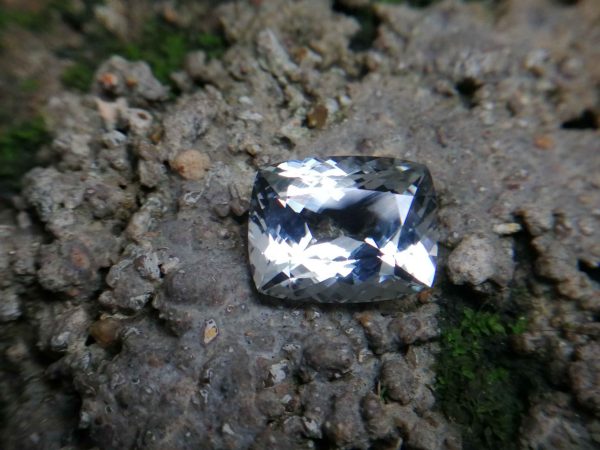 Colour : White Shape : Cushion Weight : 9.66 Cts Dimension : 14.4 x 11.4 x 7.4 mm Treatment : Unheated Clarity : Clean • CSL - Colored Stone Laboratory Certified ( GIA Alumina Association Member ) • CSL Memo No : E96F583A964B 白色托百石 重量 : 9.66 卡拉 尺寸 : 14.4 x 11.4 x 7.4 mm 颜色 : 白色 透明 : 好透明 形状 : 垫形 清晰度 : 清洁 治疗:没有加热