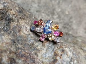 Metal : Silver Stone : Blue Sapphire, Yellow Sapphire, Orange Sapphire, Padpardscha Sapphire, Pink Sapphire, white sapphire Type : Ring Weight : 4.76 g 多色蓝宝石銀介指 宝石 : 藍寶石 , 黃色的藍寶石 , 粉紅的藍寶石 , 橙色的藍寶石 , 帕帕拉恰 , 白色的藍寶石 颜色 : 蓝色,黄色,粉红色,橙色,白色, 透明 : 好透明 金属:银 重量:4. 76克