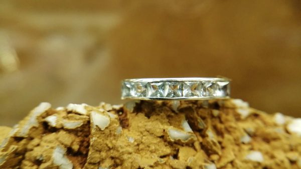 Metal : Silver Stone : Blue Topaz Type : Ladies Ring Weight : 2.52 g 蓝色托百石銀介指 宝石 :蓝色托百石 颜色 : 浅蓝 透明 : 好透明 金属:银 重量 : 2.52 克