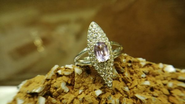 Metal : Silver Stone : Amathyst Type : Ring Weight : 3.73 g 紫晶銀介指 宝石 :紫晶 颜色 : 紫色 透明 : 好透明 金属:银 重量:3.73 克