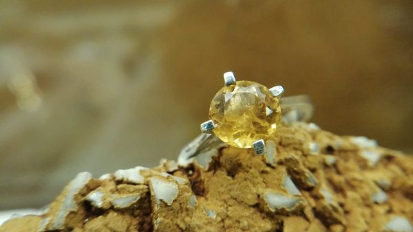 Metal : Standard 925 Silver Colour : Yellow Stone : Citrine Type : Ring Weight : 2.21 g 黄水晶銀介指 宝石 : 黄水晶 颜色 : 黃色 透明 : 好透明 金属:銀 重量:2.21 克