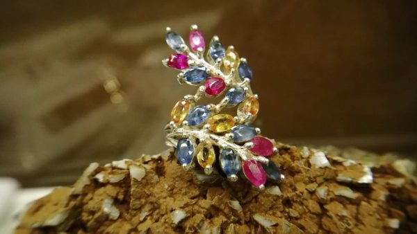Metal : Silver Stone : Blue Sapphire, Yellow Sapphire, Orange Sapphire, Pink Sapphire Type : Ring Weight : 7.30 g 多色蓝宝石銀介指 宝石 : 藍寶石 , 黃色的藍寶石 , 粉紅的藍寶石 , 橙色的藍寶石 颜色 : 蓝色,黄色,粉红色,橙色, 透明 : 好透明 金属:银 重量:7. 30 克