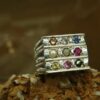 Metal : Silver Stone : Blue Sapphire, Pink Sapphire, Padpardscha Sapphire, Green Zircon, Hassonite Garnet, Yellow sapphire, Pear, White sapphire, Cats eye Type : Ring Weight : 12.6 g 幸運9色宝石银介指 宝石 : 藍寶石 , 黃色的藍寶石 , 粉紅的藍寶石 , 橙色的藍寶石 , 帕帕拉恰 , 白色的藍寶石 颜色 : 蓝色，黄色，红色，绿色，白色，橙色， 透明 : 好透明 金属：银 重量：12.6 克