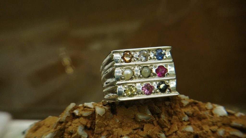 Metal : Silver Stone : Blue Sapphire, Pink Sapphire, Padpardscha Sapphire, Green Zircon, Hassonite Garnet, Yellow sapphire, Pear, White sapphire, Cats eye Type : Ring Weight : 12.6 g 幸運9色宝石银介指 宝石 : 藍寶石 , 黃色的藍寶石 , 粉紅的藍寶石 , 橙色的藍寶石 , 帕帕拉恰 , 白色的藍寶石 颜色 : 蓝色，黄色，红色，绿色，白色，橙色， 透明 : 好透明 金属：银 重量：12.6 克