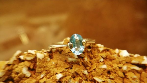 Metal : Silver Stone : Blue Topaz Type : Ladies Ring Weight : 2.52 g 蓝色托百石銀介指 宝石 :蓝色托百石 颜色 : 蓝色 透明 : 好透明 金属:银 重量 : 2.52 克