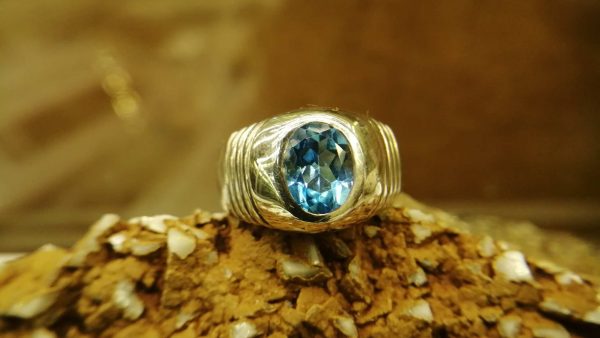 Metal : Silver Stone : Blue Topaz Type : Ladies Ring Weight : 9.35 g 蓝色托百石銀介指 宝石 :蓝色托百石 颜色 : 蓝色 透明 : 好透明 金属:银 重量 : 9.35 克