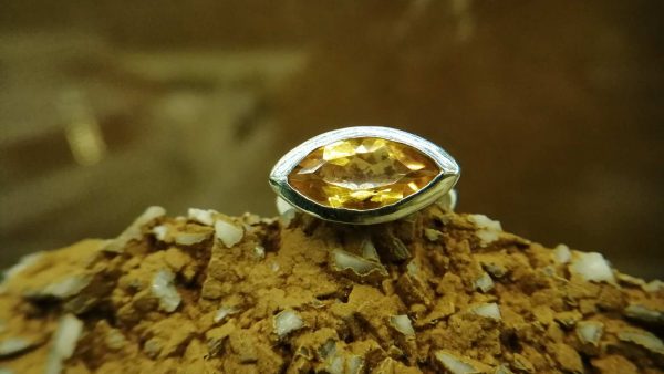 Metal : Standard 925 Silver Colour : Yellow Stone : Citrine Type : Ring Weight : 4.38 g 黄水晶銀介指 宝石 : 黄水晶 颜色 : 黃色 透明 : 好透明 金属:銀 重量:4.38 克