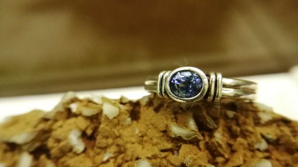 Metal : Standard 925 Silver Colour : Blue Stone : Blue Sapphire Type : Ladies Ring Weight : 2.68 g 蓝宝石銀介指 宝石 : 藍寶石 颜色 : 蓝色 透明 : 好透明 金属:銀 重量:2.68 克