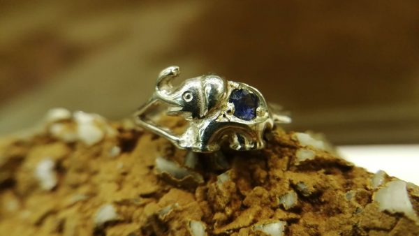 Metal : Standard 925 Silver Colour : Blue Stone : Blue Sapphire Type : Ladies Ring Weight : 1.82 g 蓝宝石銀介指 宝石 : 藍寶石 颜色 : 蓝色 透明 : 好透明 金属:銀 重量:1.82 克