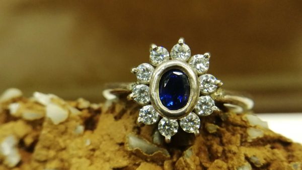 Metal : Standard 925 Silver Colour : Blue Stone : Blue Sapphire Type : Ladies Ring Weight : 4.07 g 蓝宝石銀介指 宝石 : 藍寶石 颜色 : 蓝色 透明 : 好透明 金属:銀 重量:4.07 克