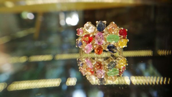 Metal : Silver Stone : Blue Sapphire, Pink Sapphire, White Sapphire, Yellow Sapphire, Orange Sapphire, Padpardscha Sapphire, Ruby, Emerald Type : Ring Weight : 5.07 g 多色蓝宝石銀介指 宝石 :藍寶石 , 黃色的藍寶石, 粉紅的藍寶石, 橙色的藍寶石, 帕帕拉恰, 白色的藍寶石, 红宝石, 绿宝石 颜色 : 粉红色,蓝色,黄色,橙色,白色,红色,桃色, 绿色 透明 : 好透明 金属:银 重量:5.07 克