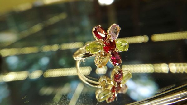 Metal : Silver Stone : Peridot , Garnet, Citrine, Amathyst Type : Ring Weight : 3.52 g 紫晶, 橄榄石, 石榴石, 黄水晶銀介指 宝石 :橄榄石, 石榴石, 黄水晶, 紫晶 颜色 : 红色,黄色,绿色, 紫色 透明 : 好透明 金属:银 重量:3.52 克