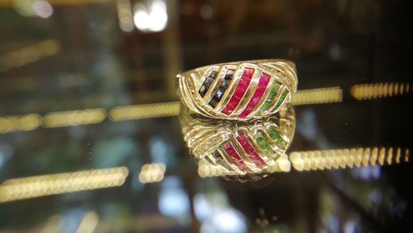 Metal : Standard 925 Silver Colour : Green Stone : Emerald Type : Ladies Ring Weight : 3.61 g 绿宝石, 蓝宝石,粉紅的藍寶石銀介指 宝石 : 绿宝石, 蓝宝石, 粉紅的藍寶石 颜色 : 绿色, 蓝色,粉红色 透明 : 好透明 金属:銀 重量:3.61 克