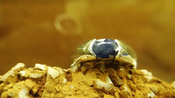 Metal : Silver Stone : Dark Blue Sapphire Type : Ring Weight : 5.34 g 黑暗蓝宝石銀介指 宝石 :黑暗蓝宝石 颜色 : 黑暗蓝色 透明 : 好透明 金属:银 重量 : 5.34 克