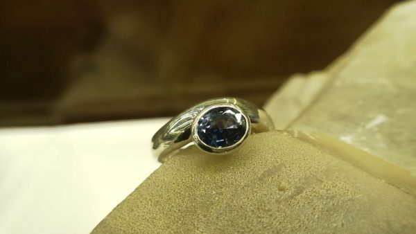 Metal : Standard 925 Silver Colour : Blue Stone : Blue Sapphire Type : Ladies Ring Weight : 4.59 g 蓝宝石銀介指 宝石 : 藍寶石 颜色 : 蓝色 透明 : 好透明 金属:銀 重量:4.59 克