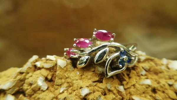 Metal : Silver Stone : Pink Sapphire, Blue Sapphire Type : Ring Weight : 4.76 g 粉紅的藍寶石, 蓝宝石銀介指 宝石 :粉紅的藍寶石, 蓝宝石 颜色 : 粉紅的, 蓝色 透明 : 好透明 金属:银 重量:4.76 克