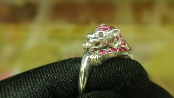 Metal : Silver Stone : Pink Sapphire, Blue Sapphire Type : Ring Weight : 5.31 g 粉紅的藍寶石, 黑暗蓝宝石銀介指 宝石 :粉紅的藍寶石, 黑暗蓝宝石 颜色 : 粉紅的, 黑暗蓝色 透明 : 好透明 金属:银 重量:5.31 克