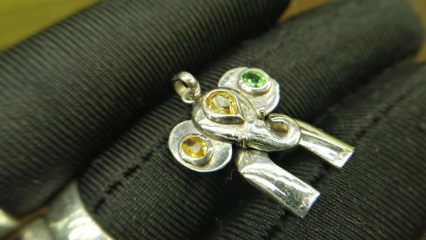 Metal : Silver Stone : Peridot , Citrine Type : Pendant Weight : 3 g 橄榄石, 黄水晶銀吊飾 宝石 :橄榄石, 黄水晶 颜色 : 绿色,黄色 透明 : 好透明 金属:银 重量:3 克