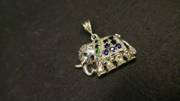 Metal : Silver Stone : Diopside , Blue Sapphire Type : Pendant Weight : 4.38 g 铬透辉石,蓝宝石銀吊飾 宝石 :蓝宝石, 铬透辉石 颜色 : 蓝色, 绿色 透明 : 好透明 金属:银 重量:4.38 克