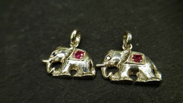 Metal : Silver Stone : Pink Sapphire Type : Pendant Weight : 2.07 g 粉紅的藍寶石銀吊飾 宝石 :粉紅的藍寶石 颜色 : 粉紅的 透明 : 好透明 金属:银 重量:2.07 克
