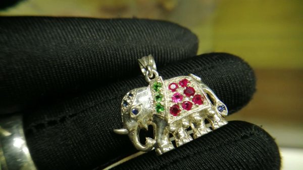 Metal : Silver Stone : Pink Sapphire, Blue Sapphire, Diopside Type : Pendant Weight : 4.26 g 粉紅的藍寶石,铬透辉石, 蓝宝石銀吊飾 宝石 :粉紅的藍寶石, 蓝宝石, 铬透辉石 颜色 : 粉紅的, 蓝色, 绿色 透明 : 好透明 金属:银 重量:4.26 克