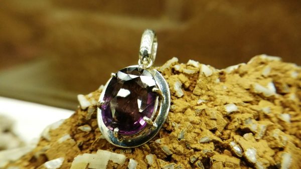 Metal : Silver Stone : Amathyst Type : Pendant Weight : 4.11 g 紫晶銀吊飾 宝石 :紫晶 颜色 : 紫色 透明 : 好透明 金属:银 重量:4.11 克