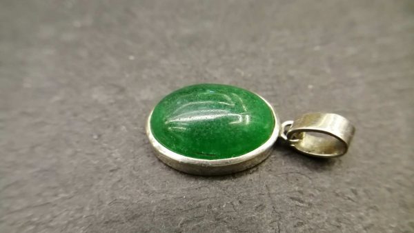 Metal : Silver Stone : Jade Type : Pendant Weight : 3.97 g 翡翠銀吊飾 宝石 :翡翠 颜色 : 绿色 金属:银 重量:3.97 克