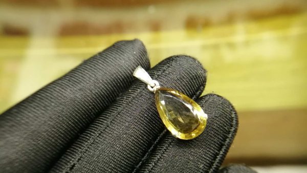 Metal : Standard 925 Silver Colour : Yellow Stone : Citrine Type : Pendant Weight : 2.21 g 黄水晶銀吊飾 宝石 : 黄水晶 颜色 : 黃色 透明 : 好透明 金属:銀 重量:2.21 克