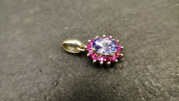 Metal : Silver Stone : Pink Sapphire, Blue Sapphire Type : Pendant Weight : 1.1 g 粉紅的藍寶石,蓝宝石銀吊飾 宝石 :粉紅的藍寶石, 蓝宝石 颜色 : 粉紅的, 蓝色, 透明 : 好透明 金属:银 重量:1.1 克