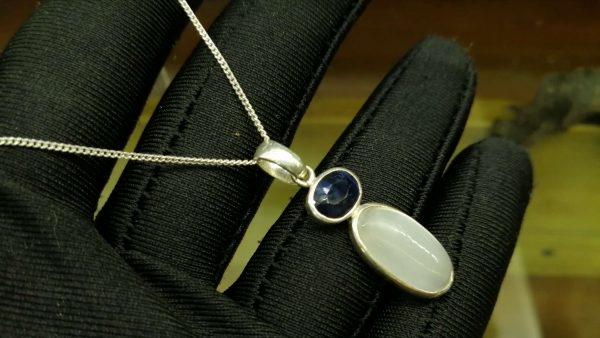 Metal : Silver Stone : Moonstone, Dark Blue Sapphire Type : Necklace Weight : 4. 15 g 月亮石, 黑暗蓝宝石銀項鍊 宝石 : 月亮石, 黑暗蓝宝石 颜色 : 白色, 黑暗蓝色 透明 : 好透明 金属:银 重量:4.15 克