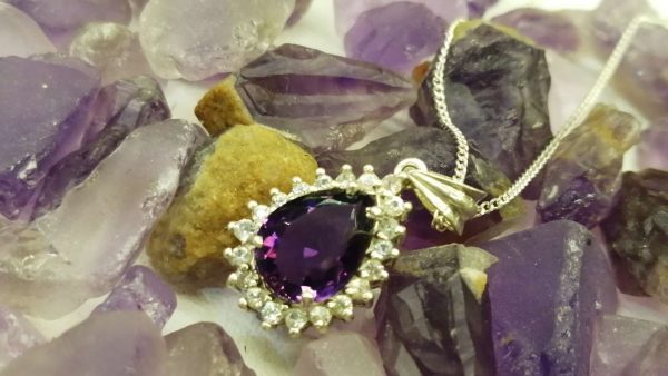 Metal : Silver Stone : Amathyst Type : Necklace Weight : 2.05 g 紫晶銀項鍊 宝石 :紫晶 颜色 : 紫色 透明 : 好透明 金属:银 重量:2.05 克