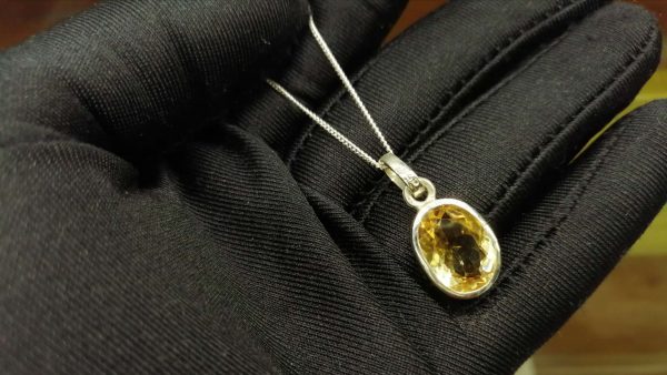 Metal : Standard 925 Silver Colour : Yellow Stone : Citrine Type : Necklace Weight : 3.90 g 黄水晶銀項鍊 宝石 : 黄水晶 颜色 : 黃色 透明 : 好透明 金属:銀 重量:3.90 克