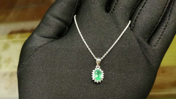 Metal : Standard 925 Silver Colour : Green Stone : Onyx Type : Necklace Weight : 2.27 g 绿色玛瑙銀項鍊 宝石 : 绿色玛瑙 颜色 : 绿色 透明 : 好透明 金属:銀 重量:2.27 克
